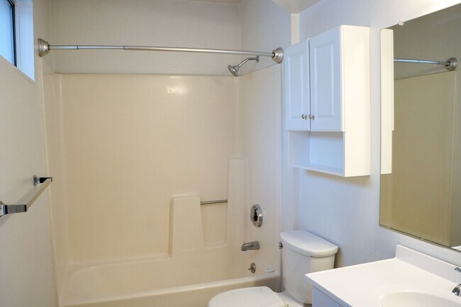 Building Photo - Gorgeous & Bright 1-Bed w/ Wood-Burning Fi...