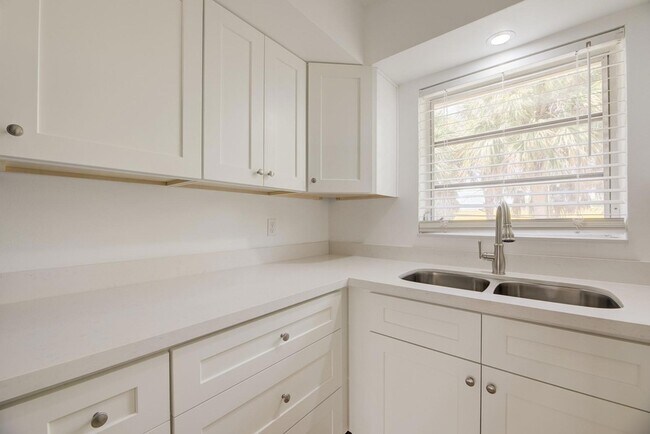 Building Photo - 1017 NW 30th Ct