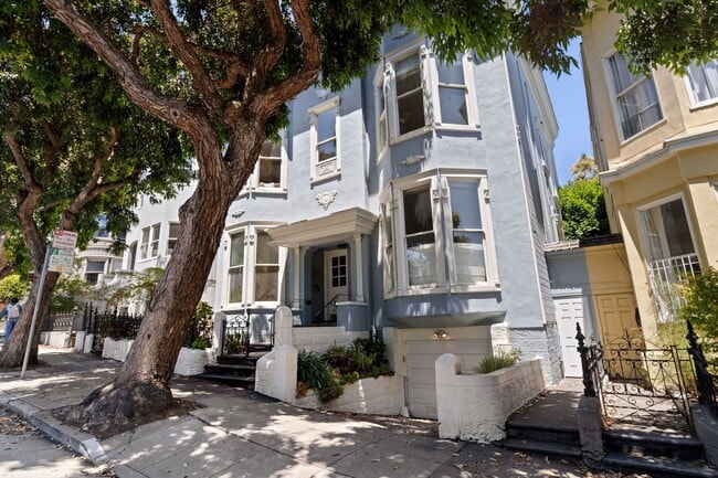 Building Photo - 2 Bed, 2 Bath Victorian Style Condo with M...