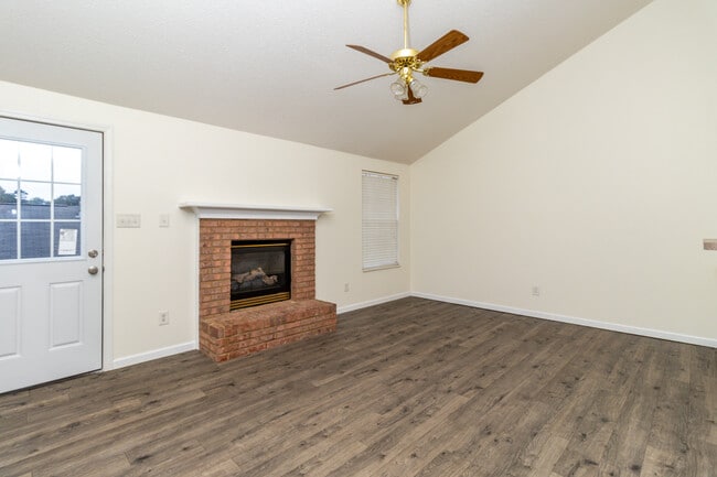 Building Photo - 385 Hawthorne Oaks Way