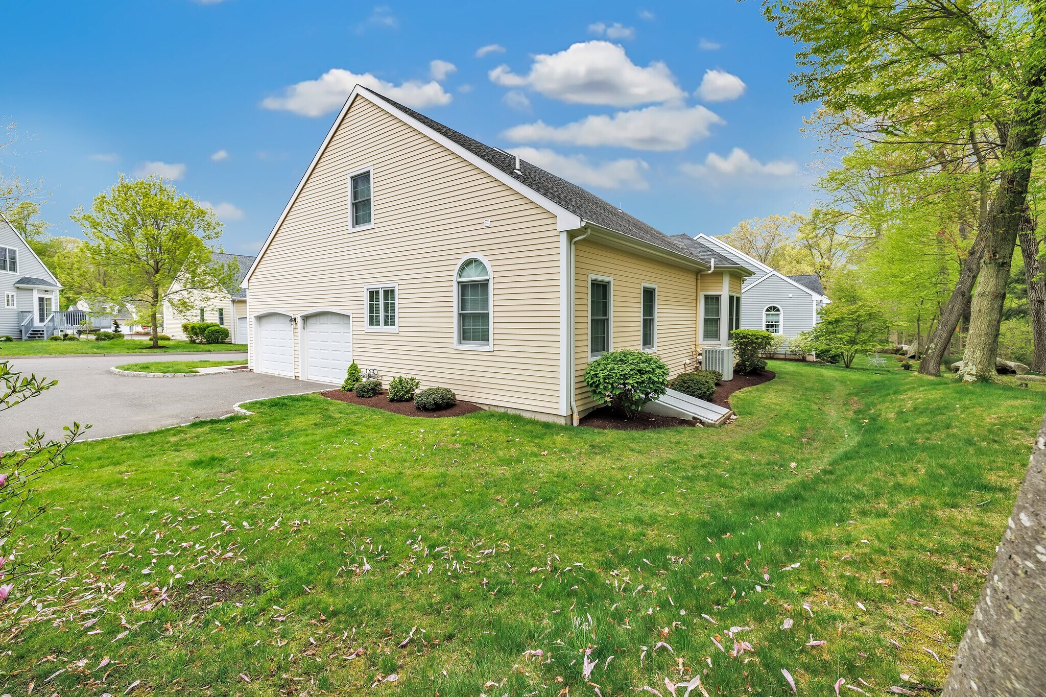 Building Photo - 70 Maple Oak Dr