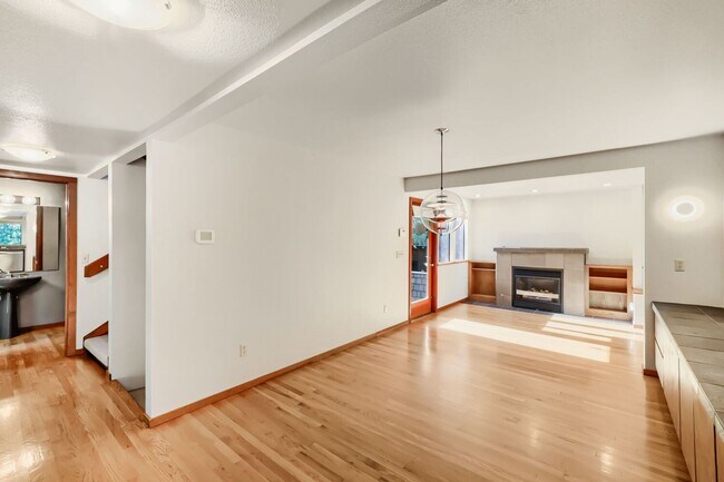 Building Photo - 2532 E McGraw St