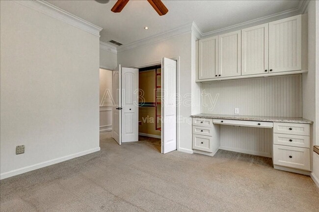 Building Photo - 1033 Pinehurst Dr