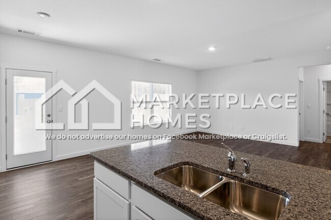 Building Photo - 3220 Highline Dr