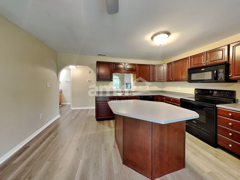 Building Photo - 8016 Lawrence Woods Ct