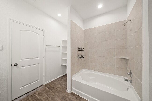 Building Photo - 2406 Silver Pr Ln