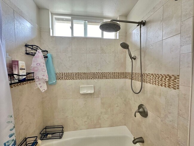 Building Photo - Modern & Custom 3 Bedroom / 2.5 Bathroom H...