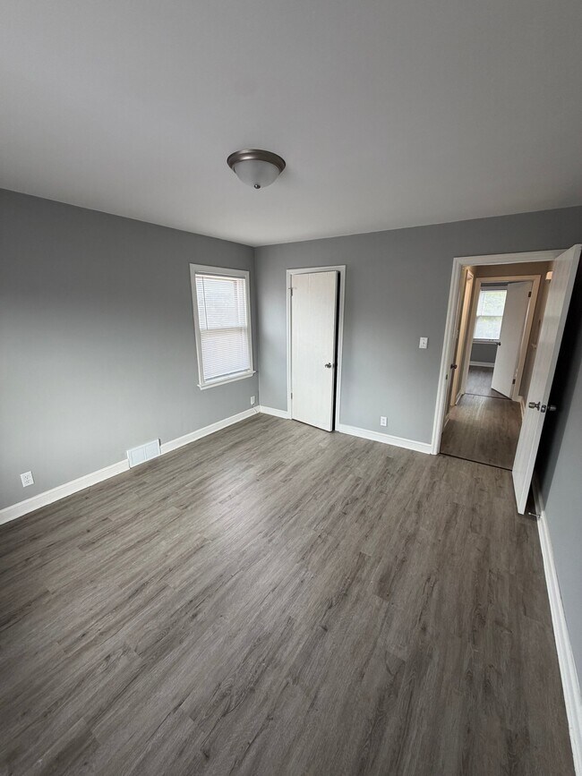 Building Photo - 6110 W Appleton Ave