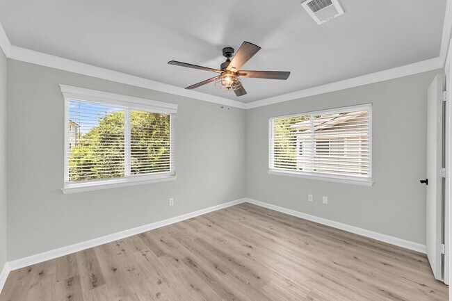 Building Photo - 266 Alexandra Dr