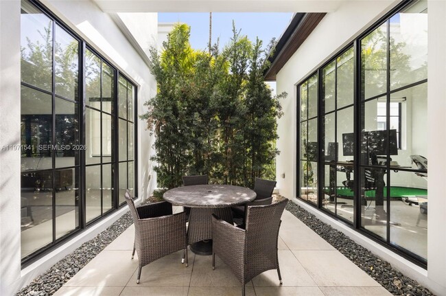 Building Photo - 885 NE 76th St