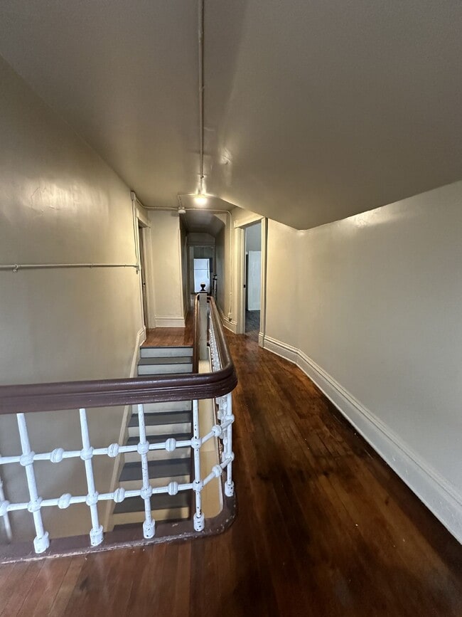 Building Photo - 3 Bed 1 Bath very close to UWEC available June 1st.