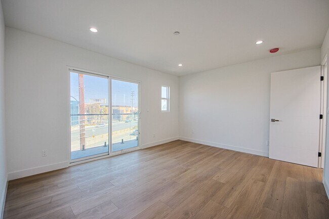 Building Photo - 1638 S Longwood Ave