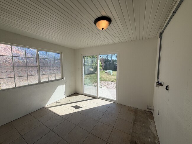 Building Photo - 720 Badgley Dr