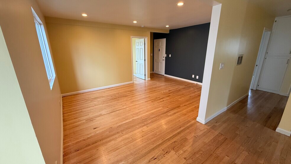 Building Photo - 659 W Riggin St