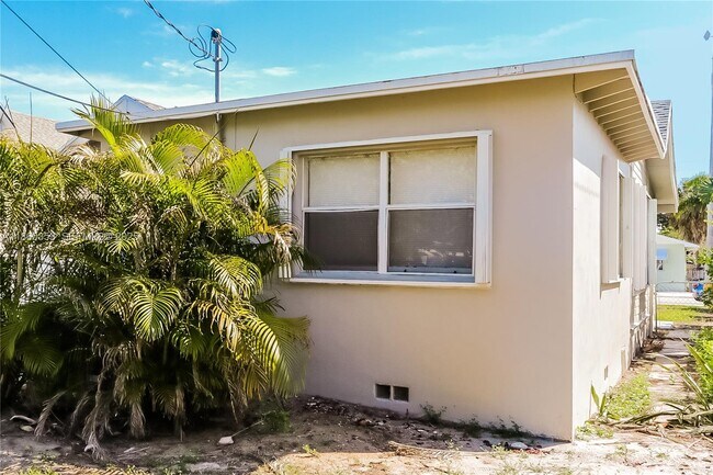 Building Photo - 713 S N St