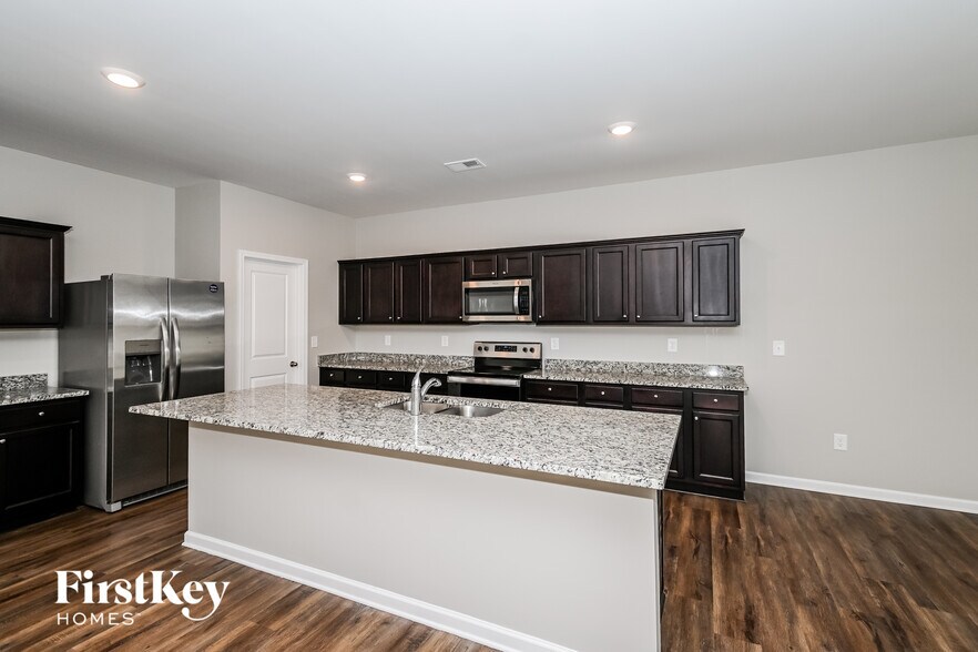 Building Photo - 161 Greatwood Ln