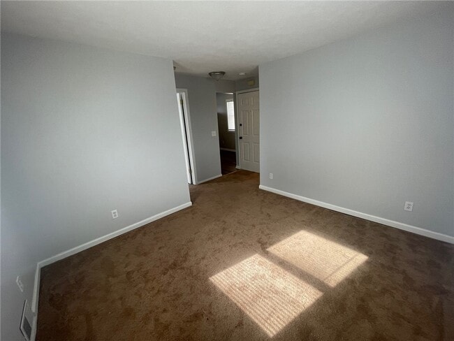 Building Photo - 132 E Maple Ave