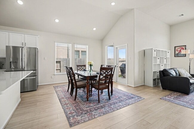 Building Photo - 2214 Lierna Dr