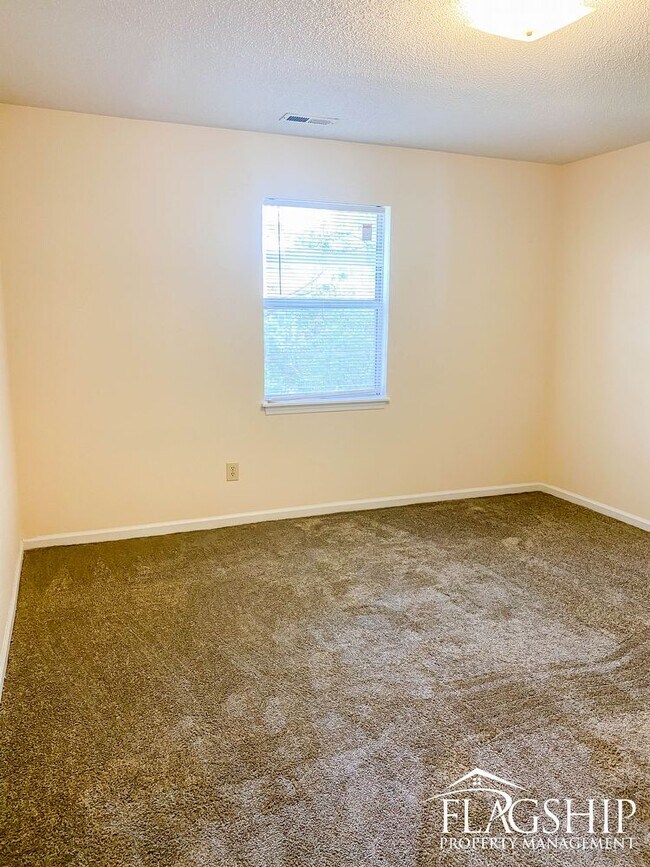 Building Photo - One Bedroom Cadwell Ct Unit