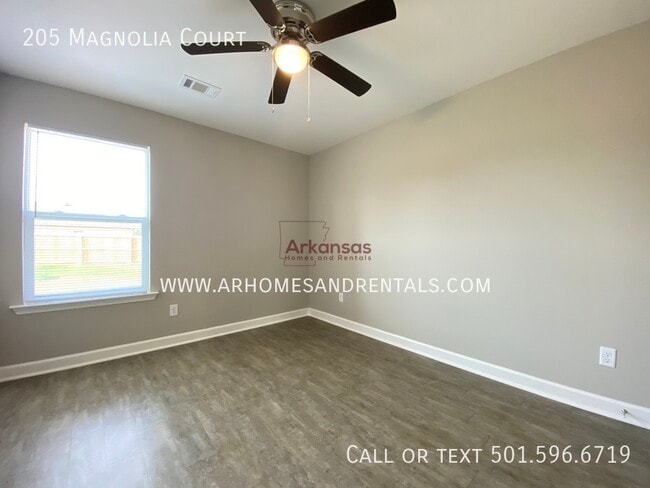 Building Photo - 205 Magnolia Cr