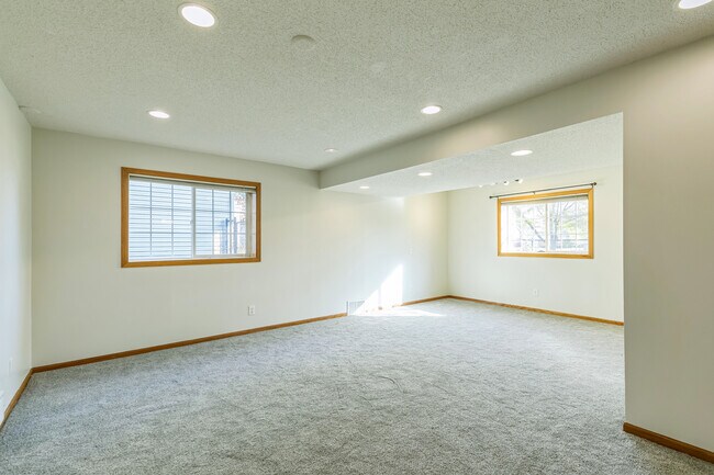 Building Photo - 1008 Oak St