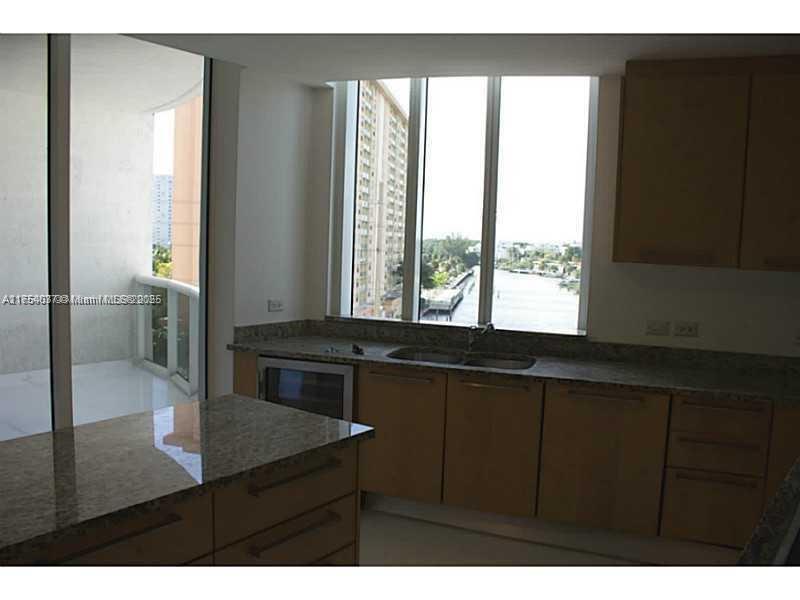 Building Photo - 16001 Collins Ave