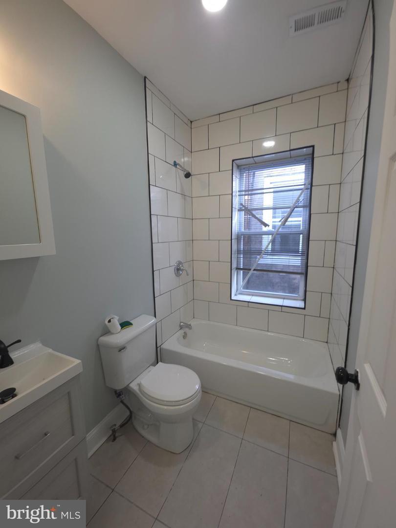 Building Photo - 1133 W Somerset St