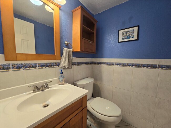 Building Photo - 9371 Fontainebleau Blvd