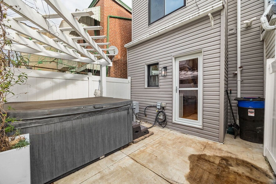 Building Photo - 1806 S Chadwick St