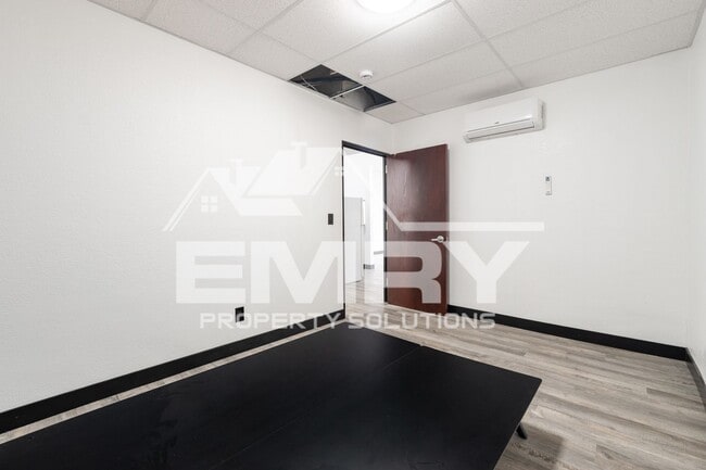 Building Photo - 942 S Gerhart Ave