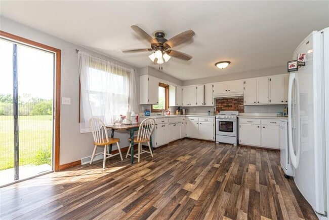 Building Photo - 2 Bed 1.5 Bath Townhome