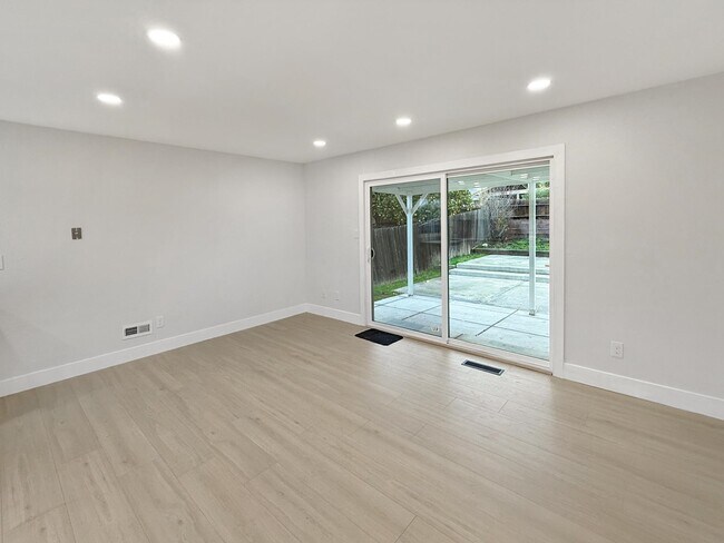 Building Photo - 1158 Jensen Cir