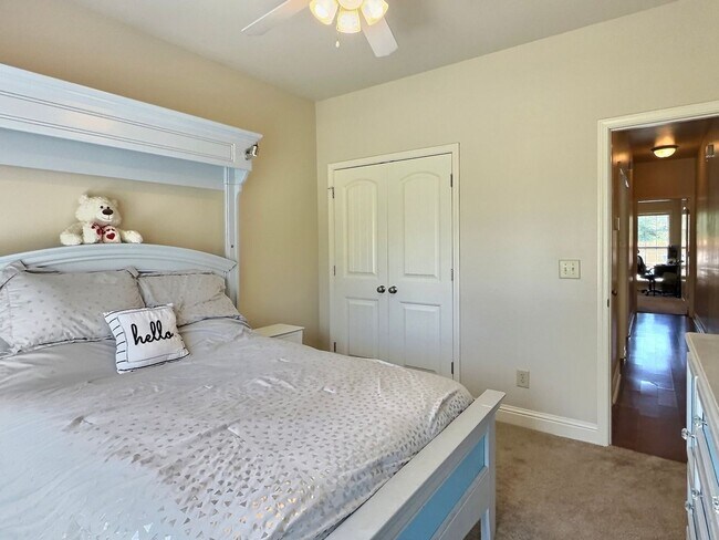 Building Photo - 4 Bed, 2 Full Bath Home w/ In-Ground Pool in Desirable Lake Forest!