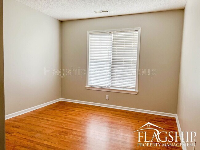 Building Photo - 3638 Highland Dr