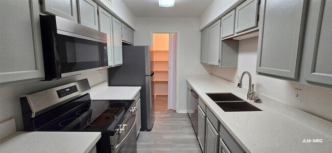 Primary Photo - 9700 Leawood Blvd