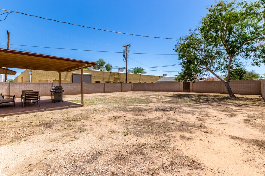 Building Photo - 527 E Whitton Ave