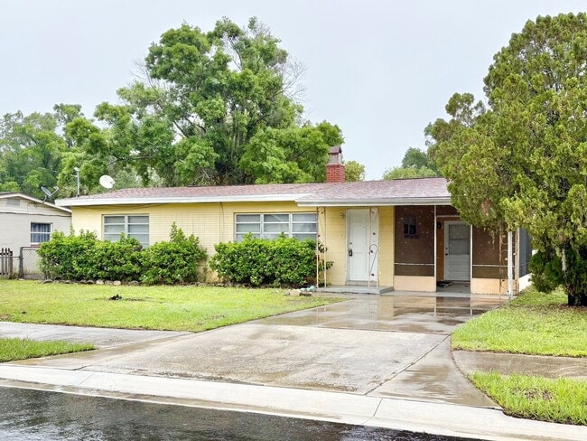 Building Photo - Charming 2 Bedroom Home with Fenced Yard & Screened Patio – Prime Location!