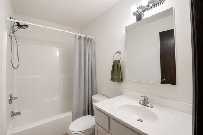 Building Photo - Updated 3 Bed Duplex!