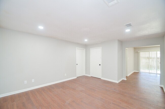 Building Photo - 123 Cypress Ln