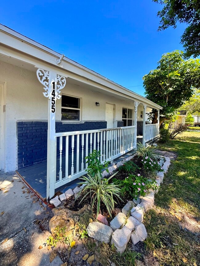 Building Photo - 1455 NE Silver Maple Way