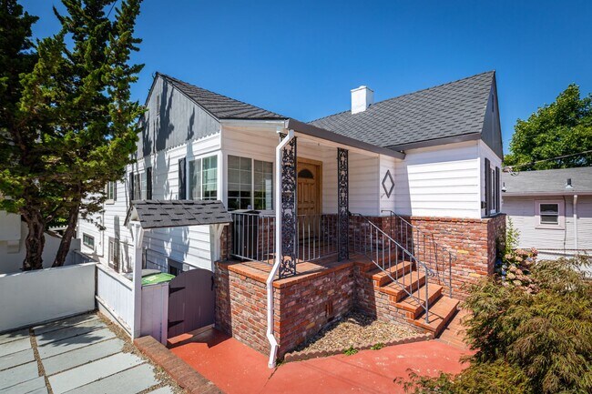 Building Photo - Coming Soon! Lovely Redwood Heights Home w...