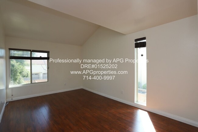 Building Photo - 2 Bed + 2 bath split level Condo with a 2 ...