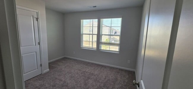 Building Photo - ****** HALF OFF FIRST FULL MONTH OF RENT!! ******