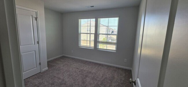 Building Photo - *** Move in Ready ***