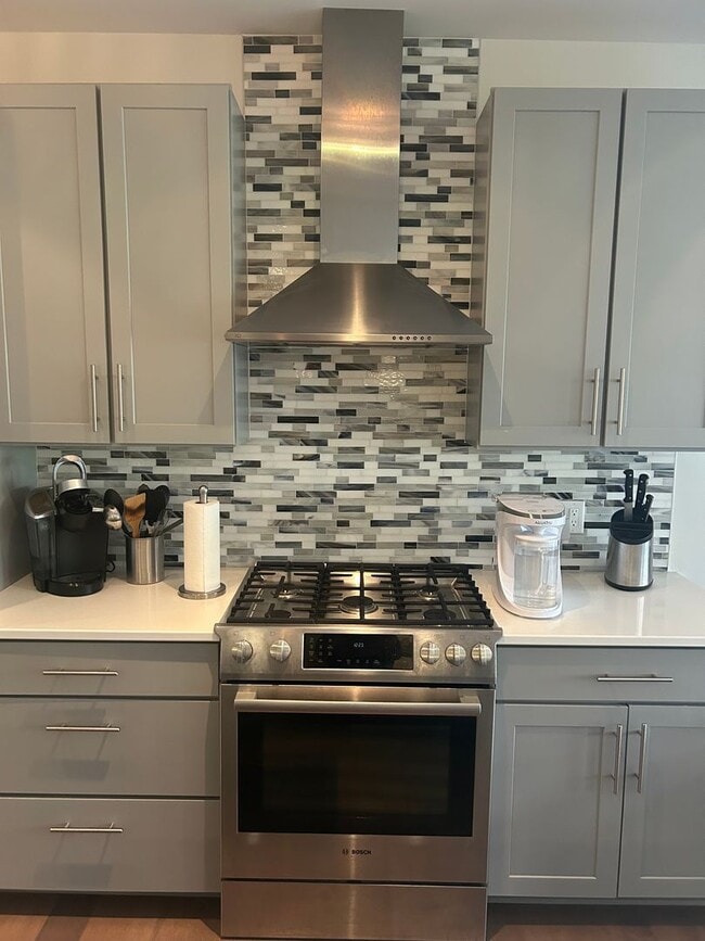 Building Photo - Gorgeous Fully Furnished 2BR/1BA Condo Ava...