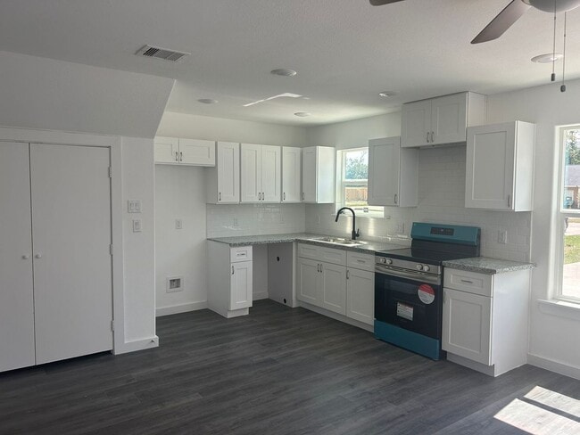 Building Photo - 8211 Bigwood St