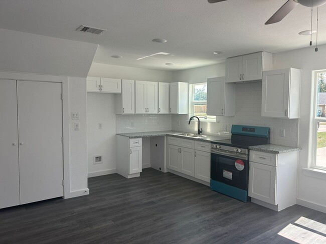 Building Photo - Brand new unit1 3 bedrooms, 2.5 baths with...