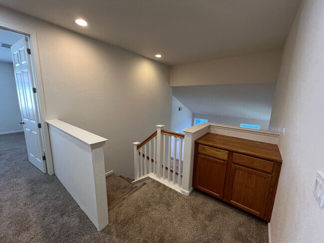 Building Photo - 5 bedroom home located in Sylvan School District!
