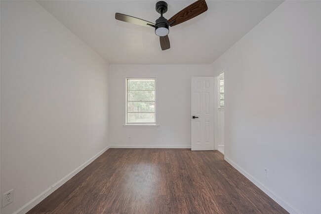 Building Photo - 2112 Walnut Ln
