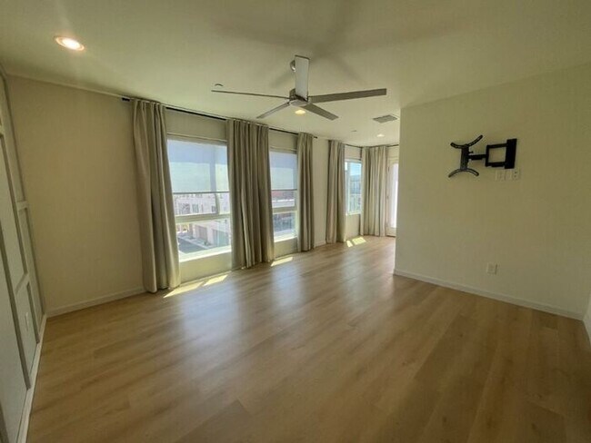 Building Photo - 1250 Abbey Ln